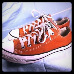 🍊Converse Chucks ORANGE low tops Ms6/Ws8 cute!